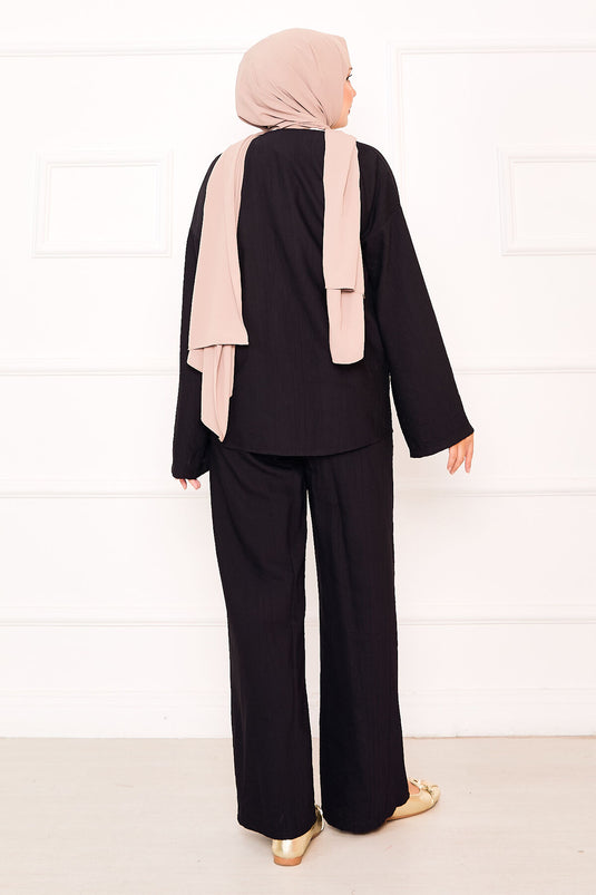 Costume deux pièces noir avec détails en dentelle sur le devant