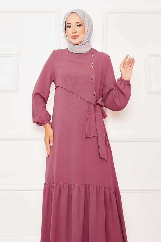 فستان وردي اللون بربطة عنق مع تفاصيل من الحساسية والحجر في الأمام