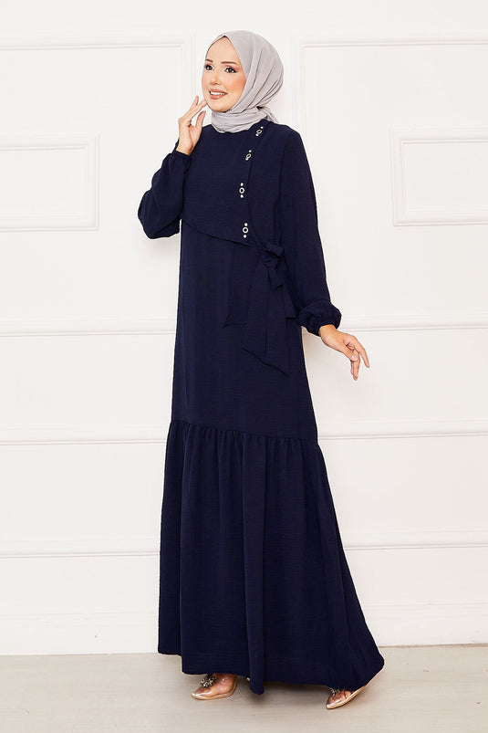 فستان أزرق داكن برباط للإغلاق مع تفاصيل أمامية وحجارة