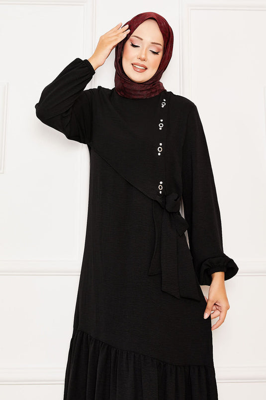 فستان أسود مربوط مع تفاصيل ألير وحجر في الأمام