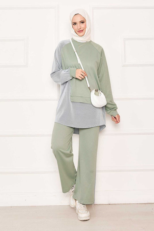 بدلة مخططة من قطعتين غير متماثلة باللون الأخضر المائي