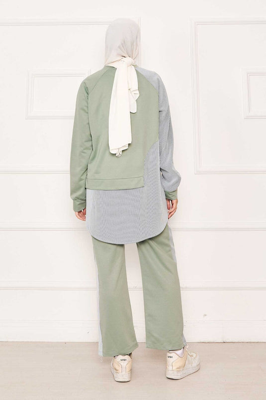 بدلة مخططة من قطعتين غير متماثلة باللون الأخضر المائي