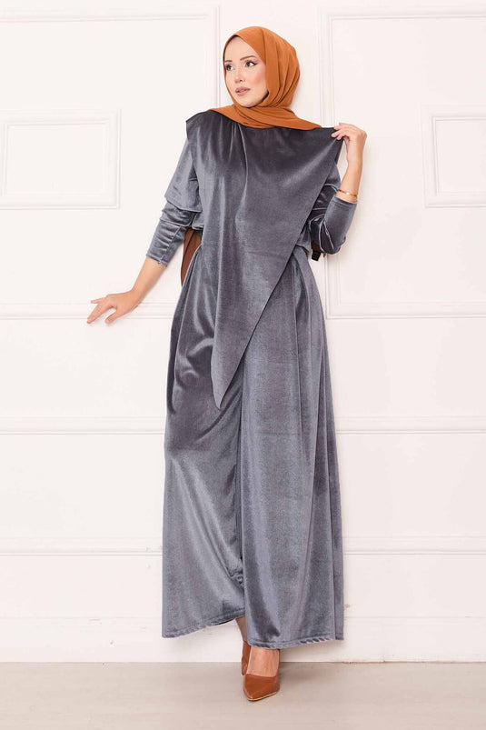 بدلة مخملية رمادية بتفاصيل أمامية غير متماثلة