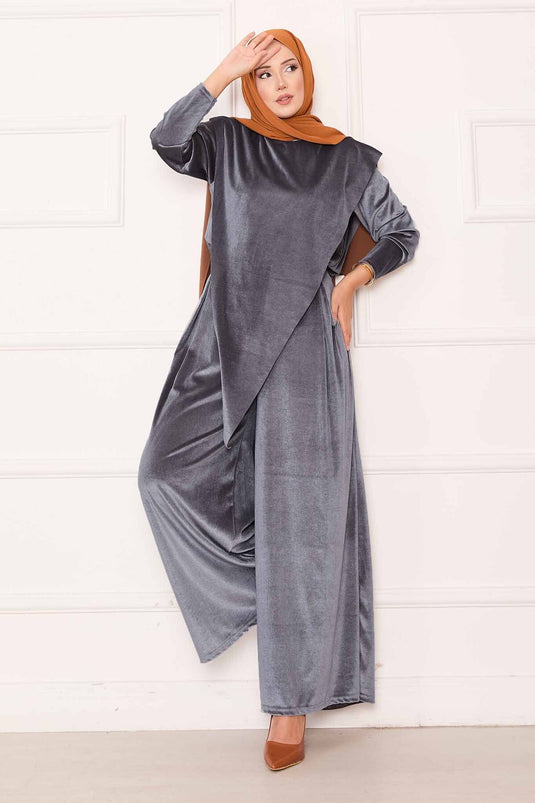 بدلة مخملية رمادية بتفاصيل أمامية غير متماثلة