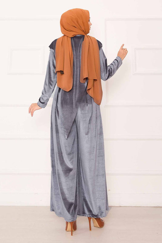 بدلة مخملية رمادية بتفاصيل أمامية غير متماثلة