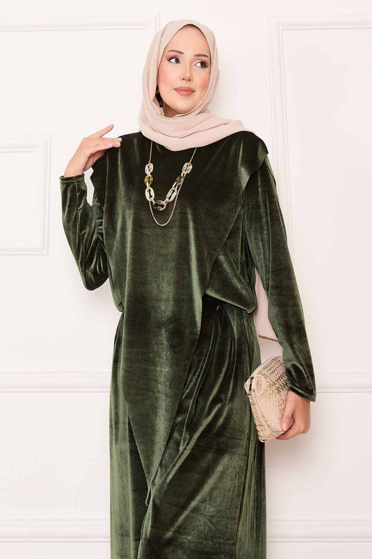 بدلة مخملية باللون الكاكي مع تفاصيل أمامية غير متماثلة