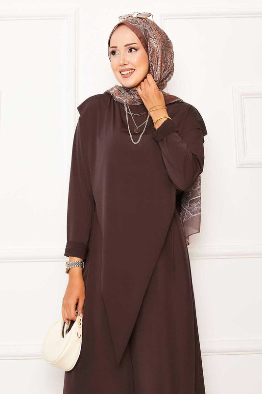 Tweedelige set in zandkleur met asymmetrisch detail aan de voorkant, donker nerts