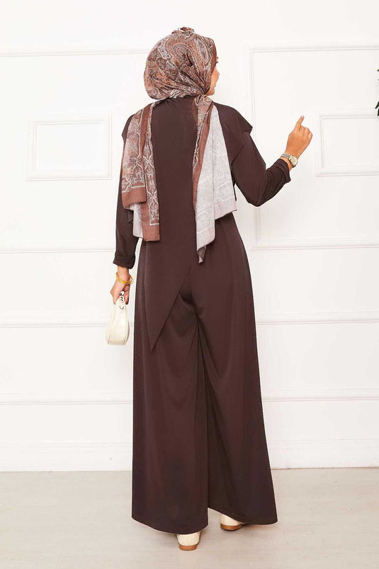 Tweedelige set in zandkleur met asymmetrisch detail aan de voorkant, donker nerts