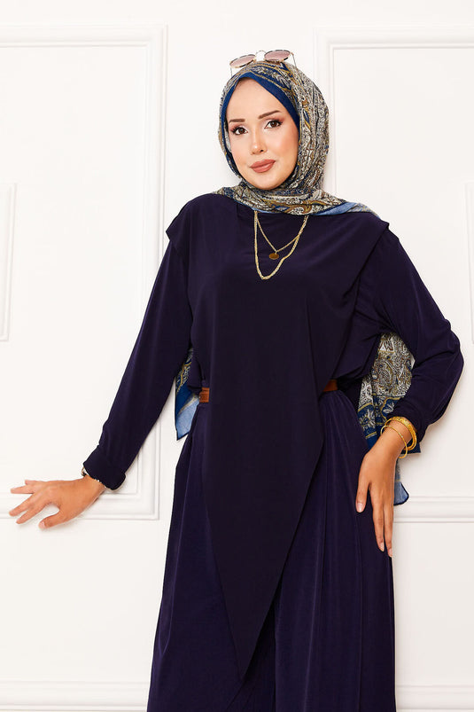 Costume deux pièces Sandy bleu marine avec détail asymétrique sur le devant