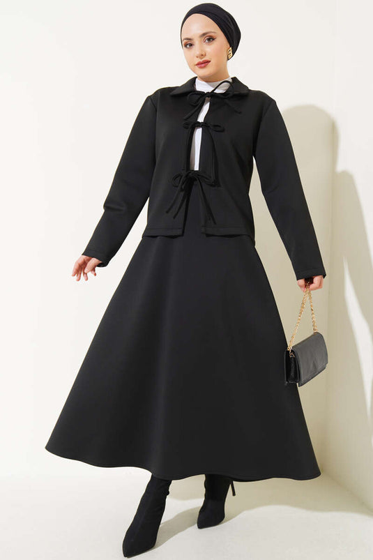 Costume double en néoprène avec veste et jupe en dentelle sur le devant Noir