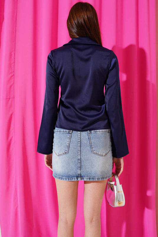 قميص قصير من الساتان برباط أزرق داكن