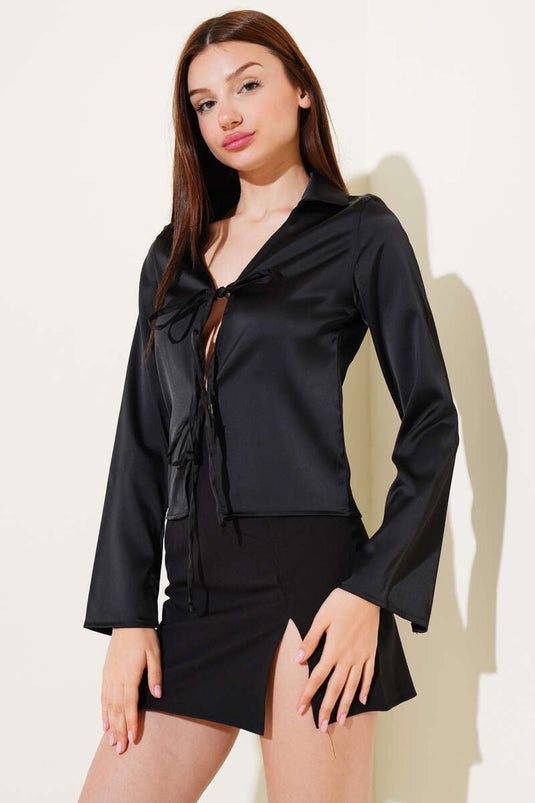 قميص قصير من الساتان برباط أسود