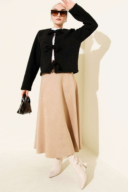 Kimono court en bouclé noir à nouer sur le devant.