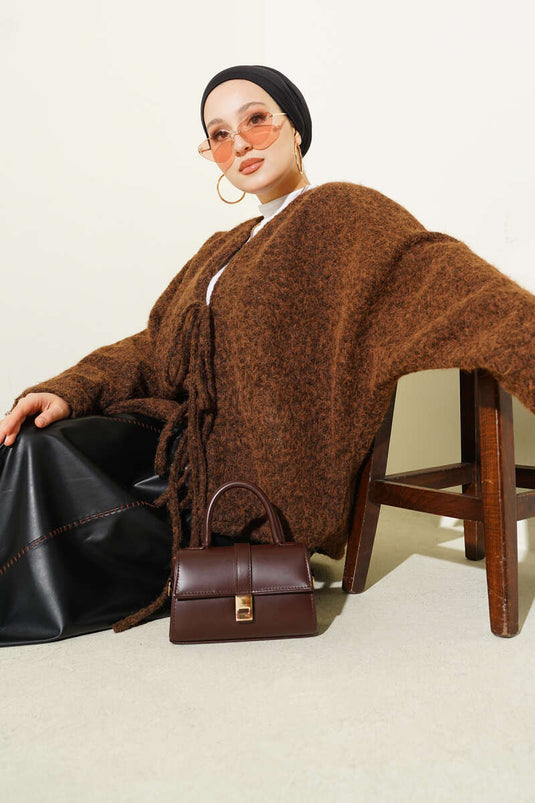 سترة قصيرة من اللباد مربوطة من الأمام باللون البني