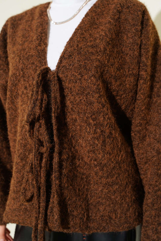 سترة قصيرة من اللباد مربوطة من الأمام باللون البني