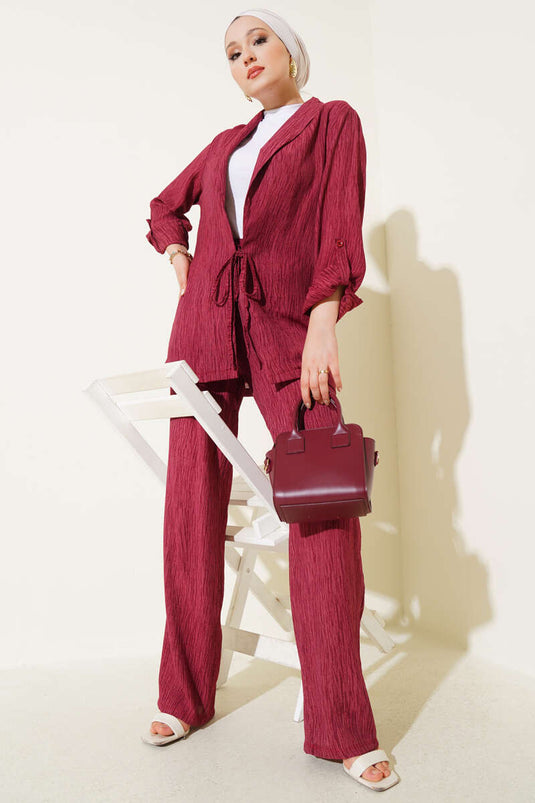 Costume deux pièces croisé avec cravate sur le devant, bordeaux