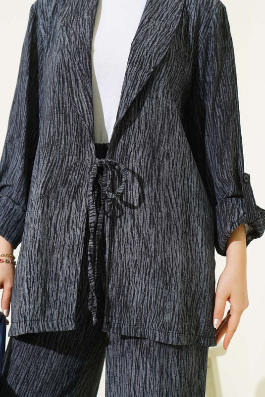 بدلة مكونة من قطعتين ذات صدر مزدوج وربطة أمامية باللون الدخاني