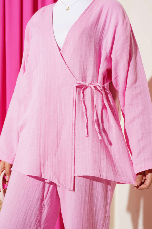 طقم من قطعتين من قماش موسلين برباط أمامي باللون الوردي