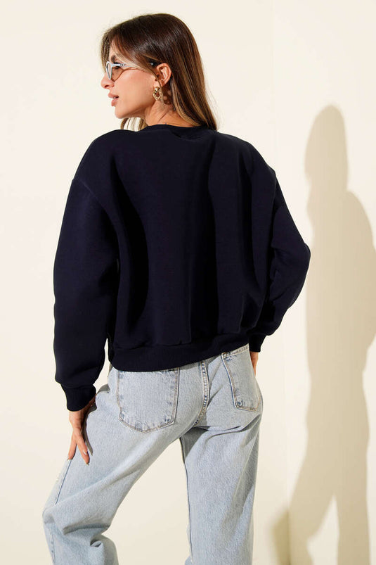 Marineblauwe korte sweater met drie draden en kralenversiering aan de voorkant