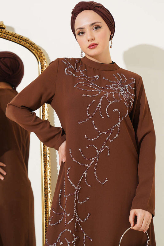 Robe grande taille ornée de pierres sur le devant, couleur camel