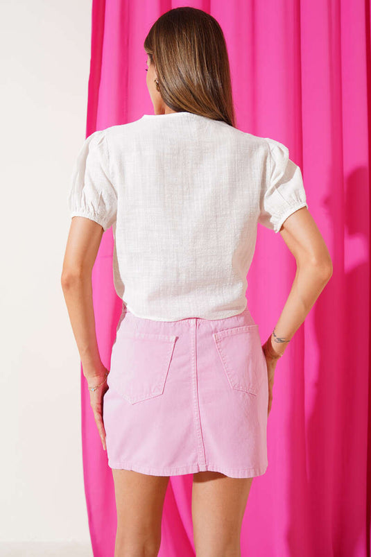 بلوزة قصيرة برباط أمامي على الطراز البريطاني بلون بيج فاتح