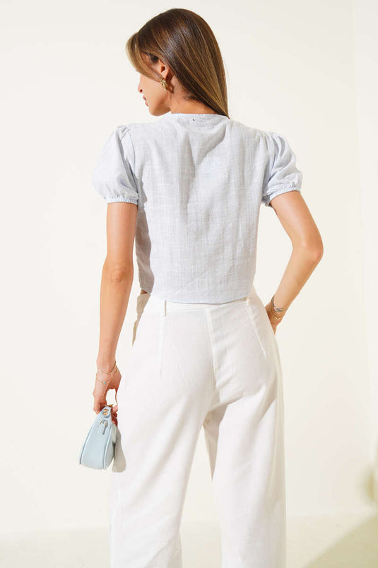 Cravate courte bleue à boutons britanniques sur le devant