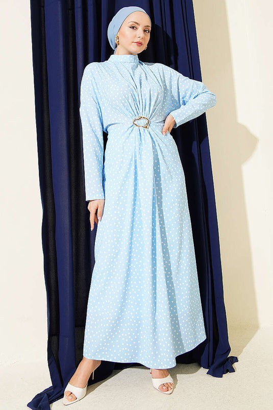 Robe bleue à pois avec détail froncé sur le devant