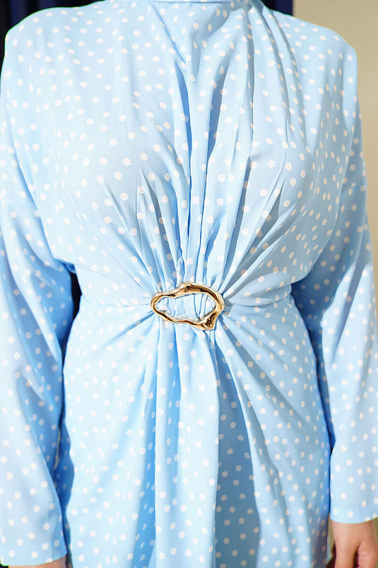 Robe bleue à pois avec détail froncé sur le devant
