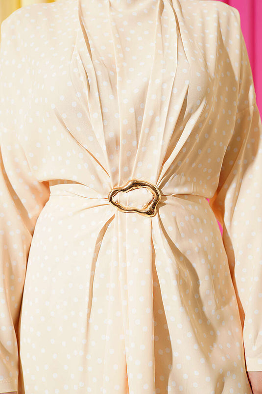 Robe à pois avec détail froncé devant jaune