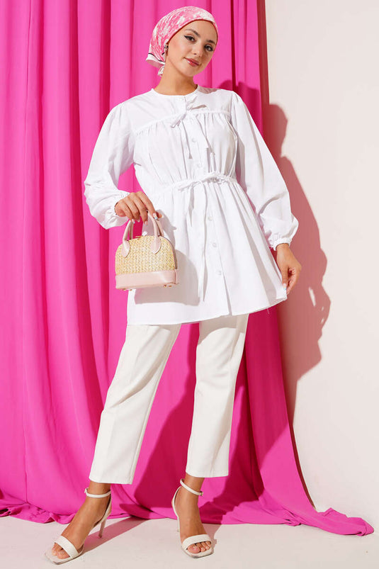 Chemise blanche avec cordon de serrage et dentelle sur le devant