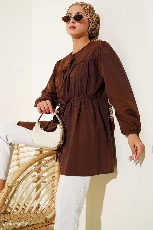 قميص بني مكشكشة برباط أمامي