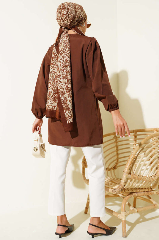 قميص بني مكشكشة برباط أمامي