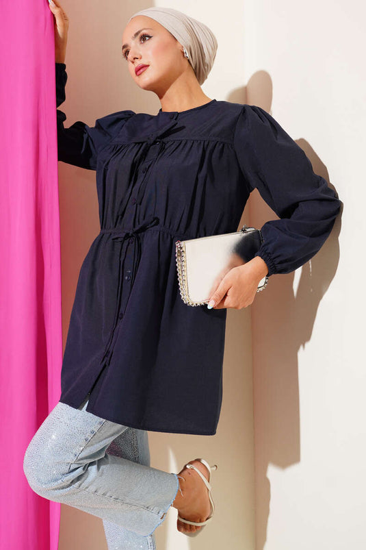 قميص أزرق داكن برباط وجزء أمامي من الدانتيل