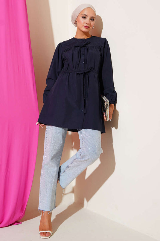 قميص أزرق داكن برباط وجزء أمامي من الدانتيل