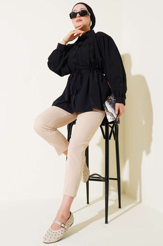 Chemise noire à ceinture froncée et tunnel à la taille