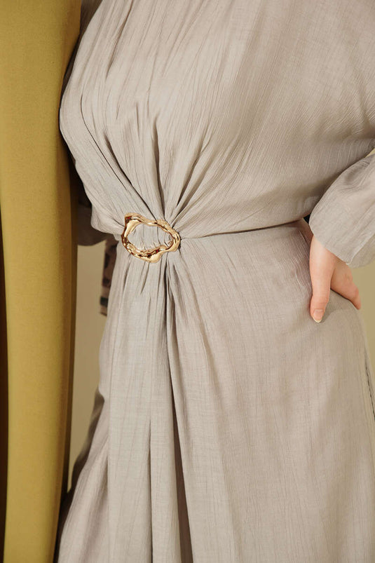 Vorderseite gerafftes Kleid mit goldener Schnalle Grau