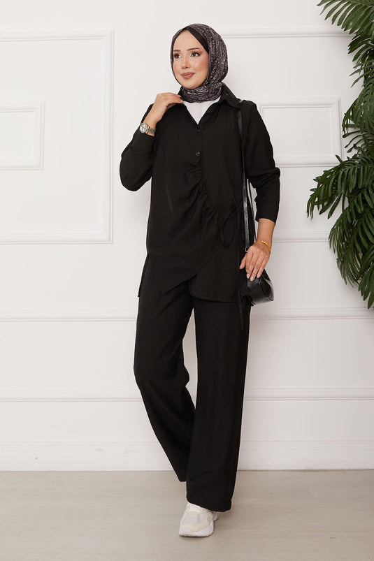 Zweiteiliger Anzug mit Plisseefalten vorne und seitlicher Krawatte in Schwarz