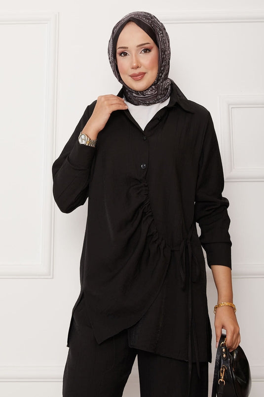 Zweiteiliger Anzug mit Plisseefalten vorne und seitlicher Krawatte in Schwarz