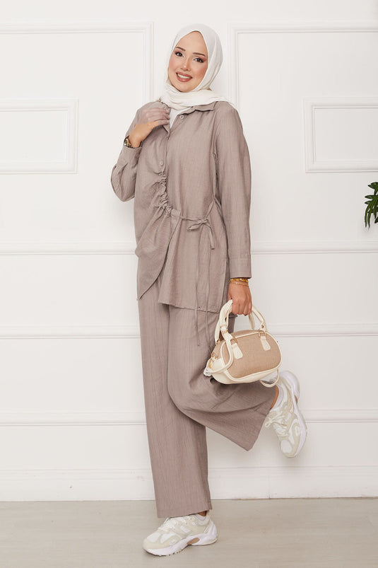 Zweiteiliger Anzug mit Plisseefalten vorne und seitlicher Krawatte, Nerz