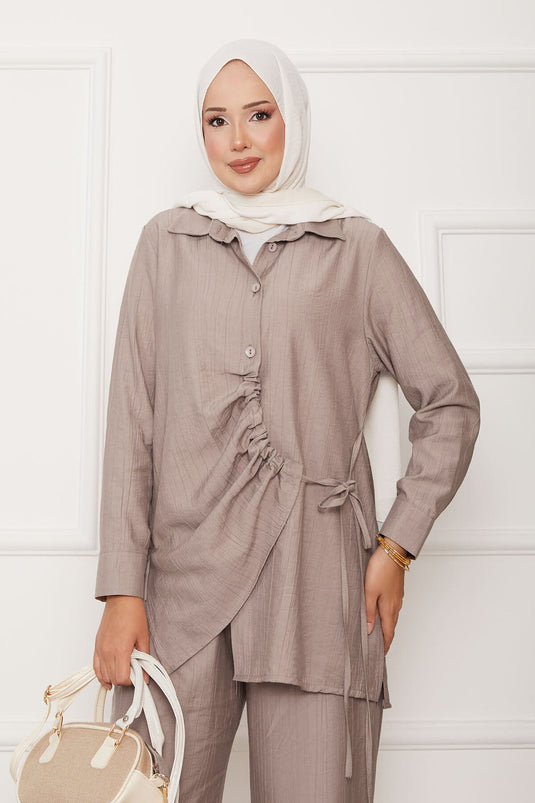 Zweiteiliger Anzug mit Plisseefalten vorne und seitlicher Krawatte, Nerz