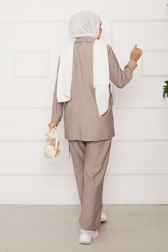 Zweiteiliger Anzug mit Plisseefalten vorne und seitlicher Krawatte, Nerz