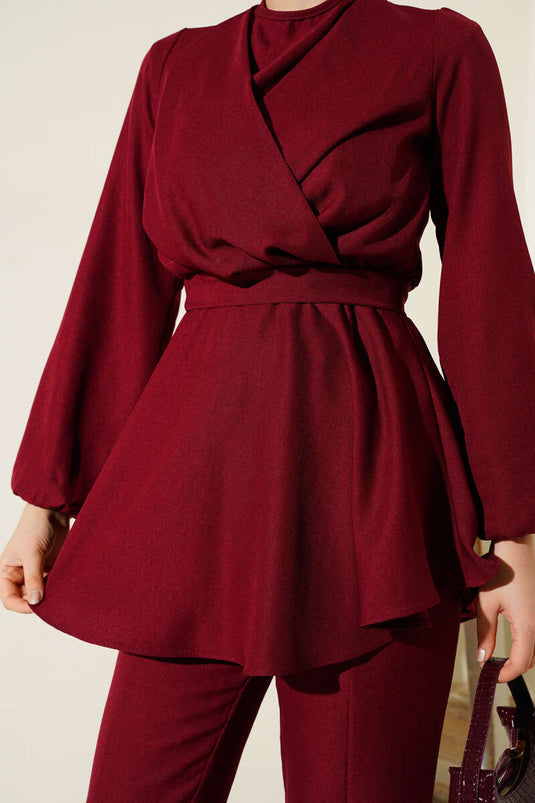 طقم مزدوج بحزام متقاطع أمامي باللون العنابي