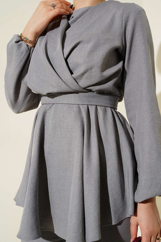 طقم من قطعتين باللون الرمادي مع حزام أمامي متقاطع