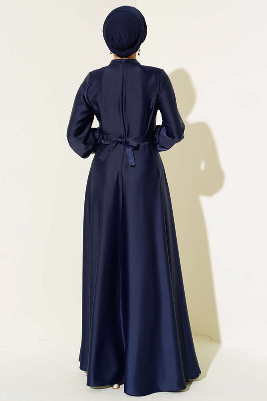 فستان ساتان أزرق كحلي بطيات متقاطعة من الأمام