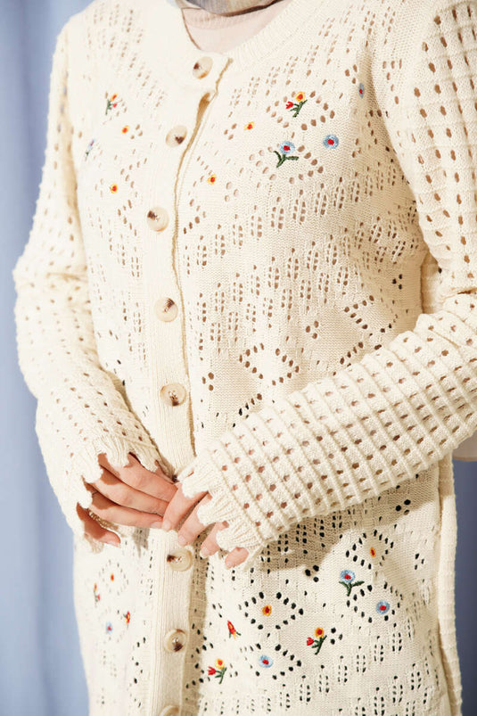 Cardigan ajouré beige avec boutons et broderie florale sur le devant