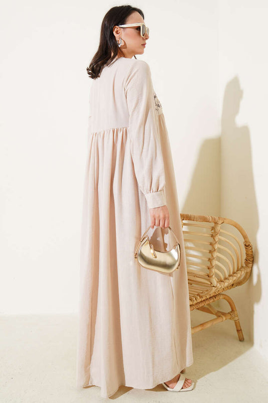 فستان مطرز بالورود من الأمام باللون البيج