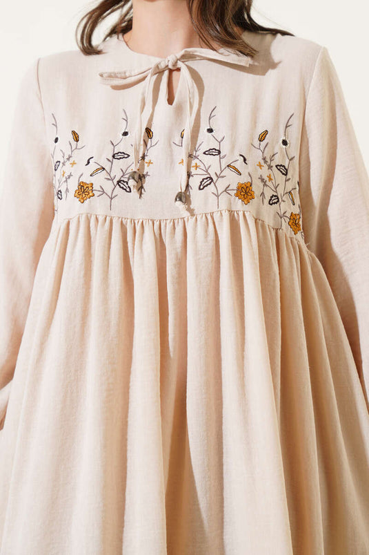 فستان مطرز بالورود من الأمام باللون البيج