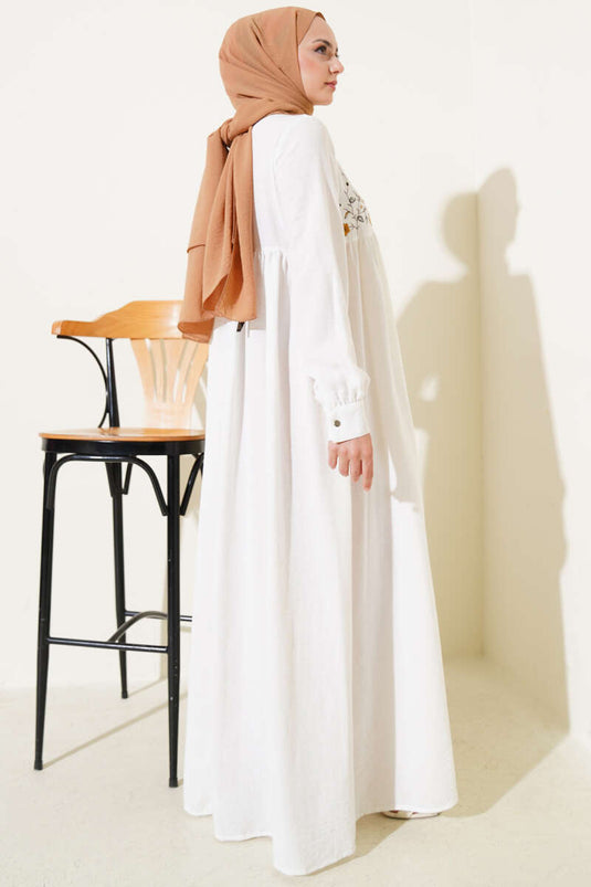 فستان أبيض مع تطريز زهري على الجهة الأمامية