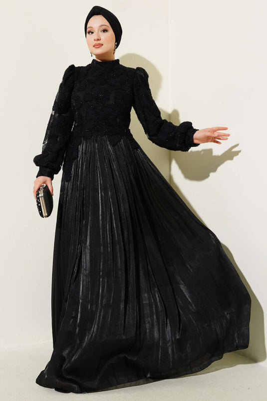 فستان سهرة أسود مع أحجار زهرية في الأمام