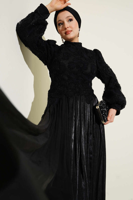 فستان سهرة أسود مع أحجار زهرية في الأمام